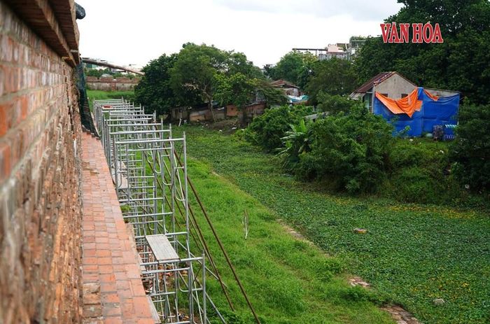 Khu vực ven Hộ Thành hào (đoạn đường Trần Huy Liệu), một số nhà dân vẫn chưa di dời. Ảnh: S.Thùy
