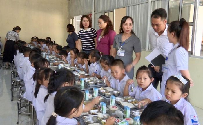 Đoàn kiểm tra việc tổ chức bữa ăn bán trú cho học sinh tại Trường Tiểu học và Trường Mầm non xã Thanh Nưa