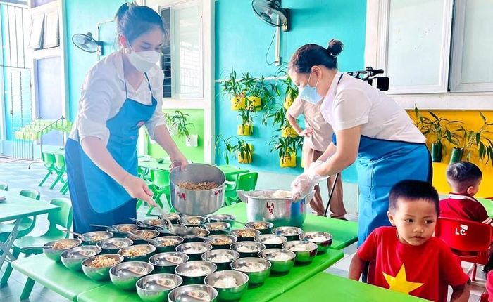 Nhân viên nhà trường chuẩn bị bữa ăn cho học sinh, bảo đảm các quy định về an toàn thực phẩm