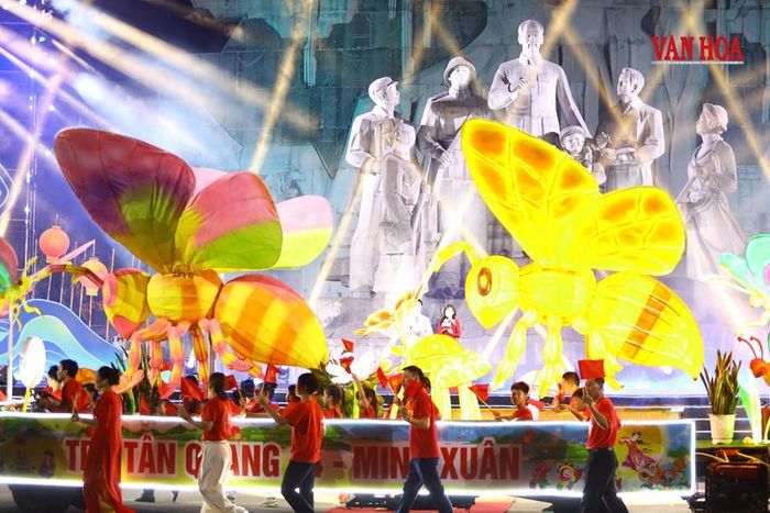 Rước đèn lồng tại sự kiện Lễ hội Thành Tuyên diễn ra ngày 20.9