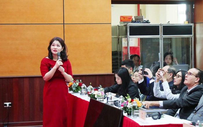 Cục trưởng Cục Hợp tác quốc tế (Bộ VHTTDL) Nguyễn Phương Hòa, Phó Trưởng Ban Thường trực Ban Tổ chức Lễ hội thông tin đến các đoàn ngoại giao về Lễ hội