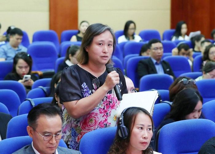 Đại diện các đoàn ngoại giao đặt câu hỏi cho Ban Tổ chức