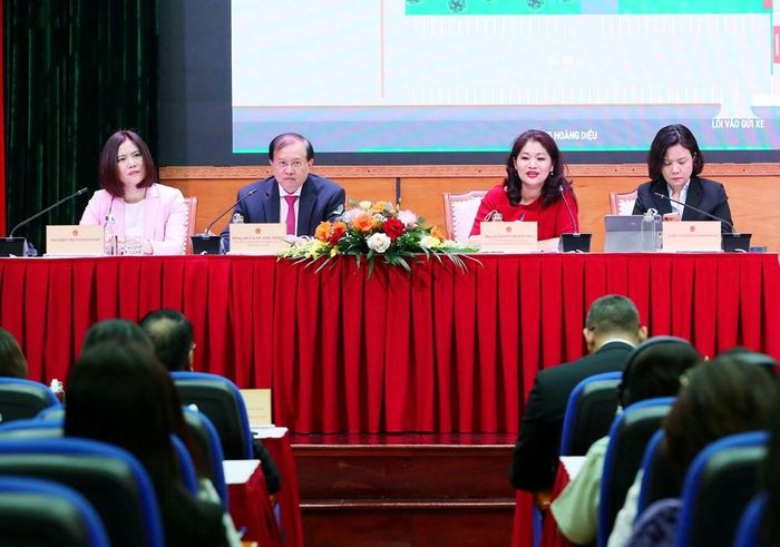Các thành viên Ban Tổ chức trả lời câu hỏi của đại diện các đoàn ngoại giao