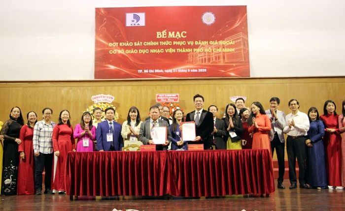 GS.TSKH Bùi Văn Ga và TS.NSND Đỗ Quốc Hưng thực hiện nghi thức ký Biên bản hoàn thành đợt khảo sát