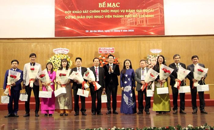 Ban giám đốc Nhạc viện TP.HCM tặng hoa và quà cám ơn các thành viên đoàn chuyên gia đánh giá ngoài