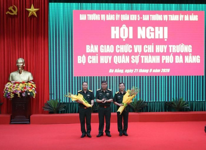 Trung tướng Lê Ngọc Hải, Tư lệnh Quân khu 5 tặng hoa chúc mừng Đại tá Trần Hữu Ích và Đại tá Nguyễn Thế Vinh
