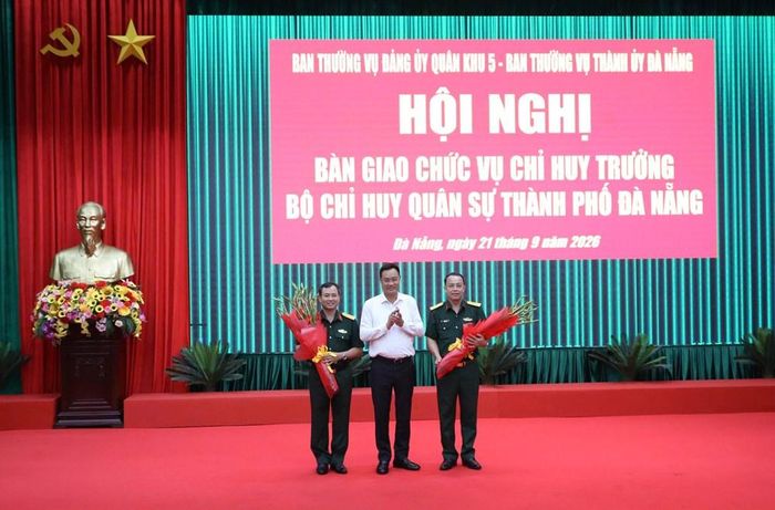 Bí thư Thành ủy Đà Nẵng Lê Ngọc Quang tặng hoa chúc mừng Đại tá Trần Hữu Ích (ngoài cùng bên phải) và Đại tá Nguyễn Thế Vinh