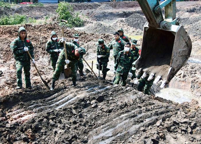 Ngày 21.9, lực lượng làm nhiệm vụ đã xử lý hơn 500m³ đất để mở rộng phạm vi tìm kiếm hài cốt liệt sĩ tại Công viên Lê Thị Riêng