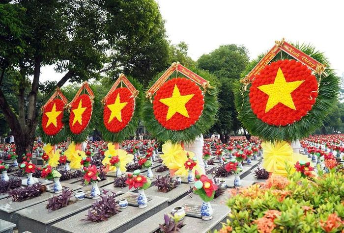 Hài cốt các Anh hùng liệt sĩ vừa được phát hiện và quy tập ở khu vực ấp Lạc An 3, xã Thường Tân (TP.HCM) đã được truy điệu và an táng tại Nghĩa trang Liệt sĩ Tân Uyên