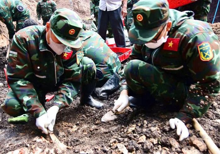 Lực lượng làm nhiệm vụ tiếp tục tìm kiếm, quy tập hài cốt liệt sĩ tại Công viên Lê Thị Riêng
