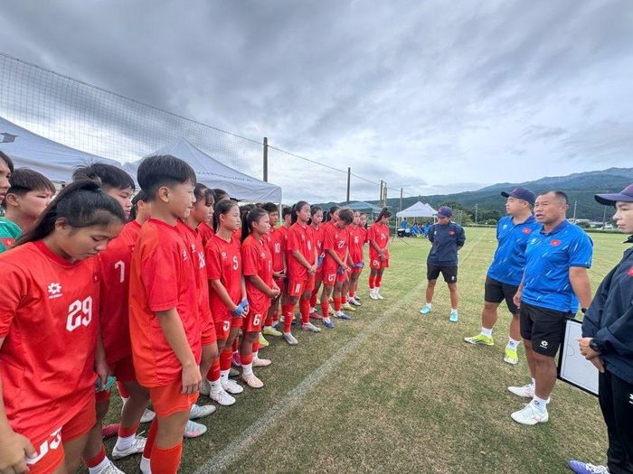 Ban huấn luyện trao đổi với các cầu thủ U17 nữ Việt Nam trong chuyến tập huấn tại Nhật Bản