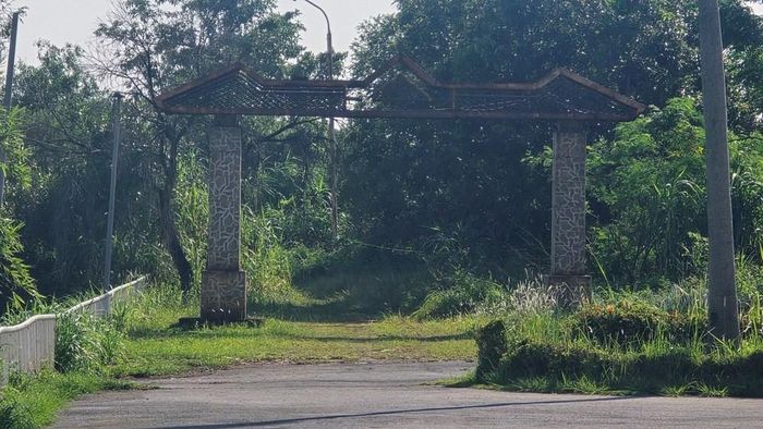 Bên ngoài là khu vui chơi, giờ trở nên hoang vắng không người qua lại