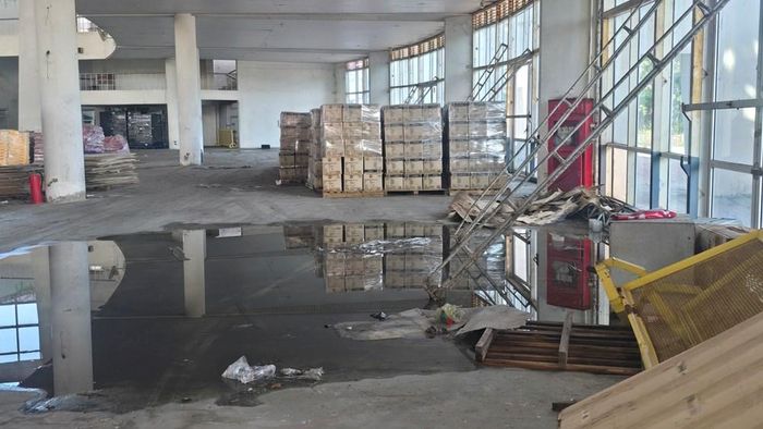 Khung cảnh trong toà nhà ảm đạm hơn bao giờ hết
