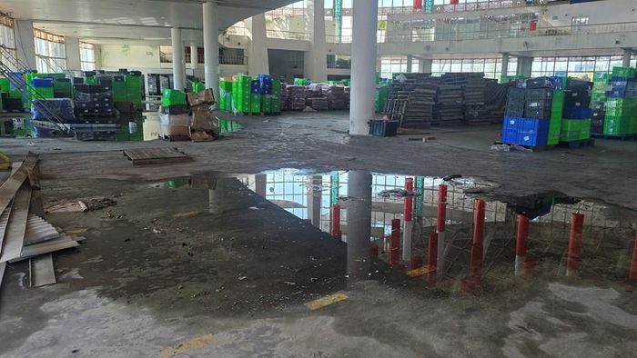 Tầng 1 toà nhà trở thành nơi chứa đồ với những vũng nước đọng