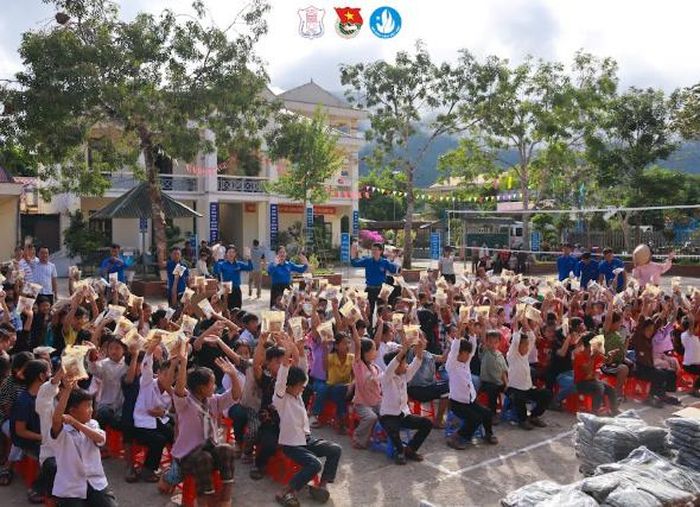 Chương trình “Vì một Việt Nam khỏe mạnh hơn” tại Lai Châu năm 2026 khẳng định vai trò xung kích của đội ngũ thầy thuốc trẻ trong chăm sóc sức khỏe cộng đồng. Ảnh: BTC