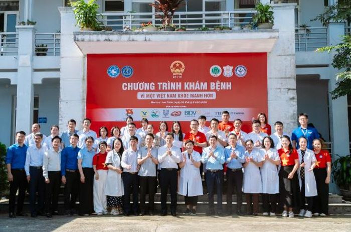Đoàn công tác thăm, động viên đội ngũ y, bác sĩ, nhân viên y tế và người dân tham gia chương trình. Ảnh: BTC