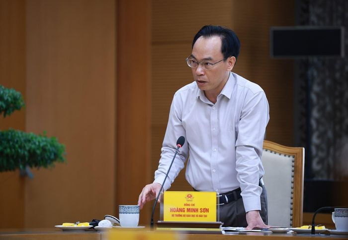Bộ trưởng Bộ Giáo dục và Đào tạo Hoàng Minh Sơn báo cáo tình hình cung ứng sách giáo khoa cho năm học 2026 - 2027 và rà soát chương trình, sách giáo khoa giáo dục phổ thông. Ảnh: Dương Giang – TTXVN