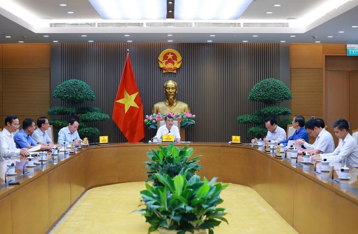 Thủ tướng Lê Minh Hưng chủ trì cuộc họp với lãnh đạo Bộ Giáo dục và Đào tạo và các bộ, ngành về phát triển giáo dục và đào tạo. Ảnh: Dương Giang – TTXVN