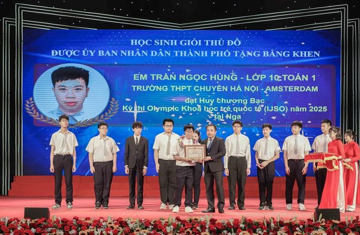 Bí thư Thành ủy Hà Nội Trần Đức Thắng tuyên dương, khen thưởng học sinh Trần Ngọc Hùng, lớp 10 Toán 1 Trường THPT Chuyên Hà Nội - Amsterdam, đạt Huy chương Bạc tại Olympic Khoa học trẻ quốc tế (IJSO) 2025. Ảnh: Phan Phương – TTXVN