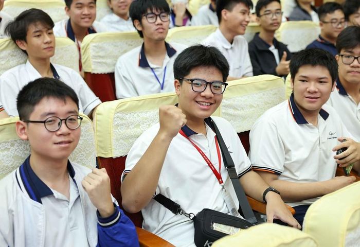 Hơn 1.600 học sinh tham dự Kỳ thi Học sinh giỏi Trường Đại học Sư phạm Hà Nội. Trong ảnh: Các em học sinh hào hứng, tự tin tham gia kỳ thi. Ảnh: Thanh Tùng - TTXVN