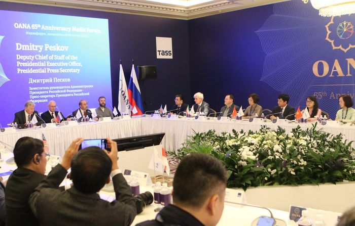 Người phát ngôn Điện Kremlin Dmitry Peskov (Đoàn chủ tịch, ngoài cùng, bên trái) đọc thông điệp của Tổng thống Nga Vladimir Putin gửi các đại biểu dự Phiên họp