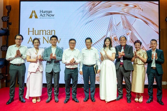 Trong khuôn khổ lễ Công bố Giải thưởng Hành động vì Cộng đồng, BTC còn giới thiệu Human Act Now, với định hướng dài hạn nhằm phát hiện, bồi dưỡng và mở cơ hội để người trẻ trực tiếp tham gia giải quyết những bài toán thực tế của cộng đồng và đất nước. Ảnh: BTC