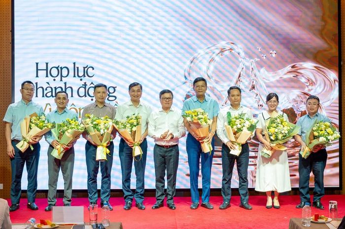 Ban Tổ chức trao Huy hiệu Hợp lực cho các đơn vị, cá nhân đồng hành cùng Human Act Prize. Anhr: BTC