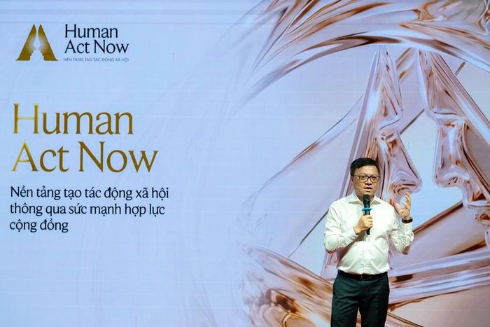 Nhà báo Lê Quốc Minh, Ủy viên Trung ương Đảng, Tổng Biên tập Báo Nhân Dân, Trưởng Ban Tổ chức Giải thưởng Hành động vì Cộng đồng 2026 phát biểu trong chương trình. Ảnh: BTC