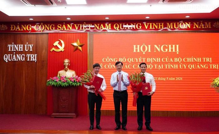 Ủy viên Bộ Chính trị, Trưởng Ban Tổ chức Trung ương Nguyễn Duy Ngọc trao Quyết định và tặng hoa chúc mừng đồng chí Vương Quốc Tuấn và đồng chí Bùi Hoàng Phương - Ảnh: chinhphu.vn