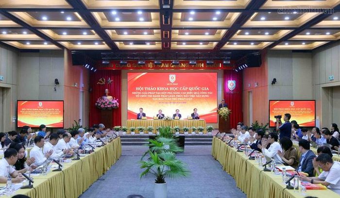 Hội thảo khoa học cấp quốc gia "Những giải pháp tạo đột phá nâng cao hiệu quả công tác tổ chức thi hành pháp luật, thúc đẩy việc xây dựng văn hoá tuân thủ pháp luật" - Ảnh: chinhphu.vn/Thu Sa