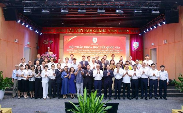 Phó Thủ tướng Lê Tiến Châu cùng các đại biểu chụp ảnh lưu niệm tại Hội thảo - Ảnh: chinhphu.vn/Thu Sa
