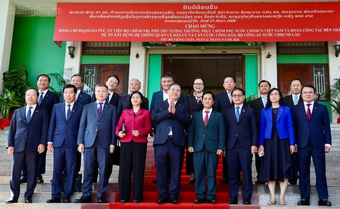 Phó Thủ tướng Thường trực Phạm Gia Túc và Đoàn đại biểu Việt Nam tại Trung tâm Quản lý dữ liệu dân cư và căn cước công dân - Ảnh: chinhphu.vn/Phương Nguyên