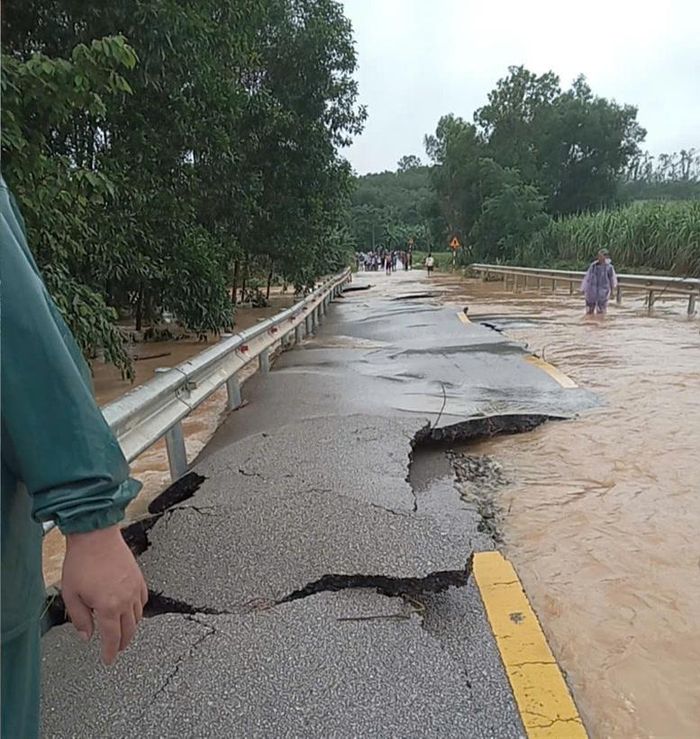 Mưa lớn gây sạt lở nghiêm trọng tại các đường tỉnh ở Nghệ An, Thanh Hóa ngày 17/9 - Ảnh: Cục ĐBVN
