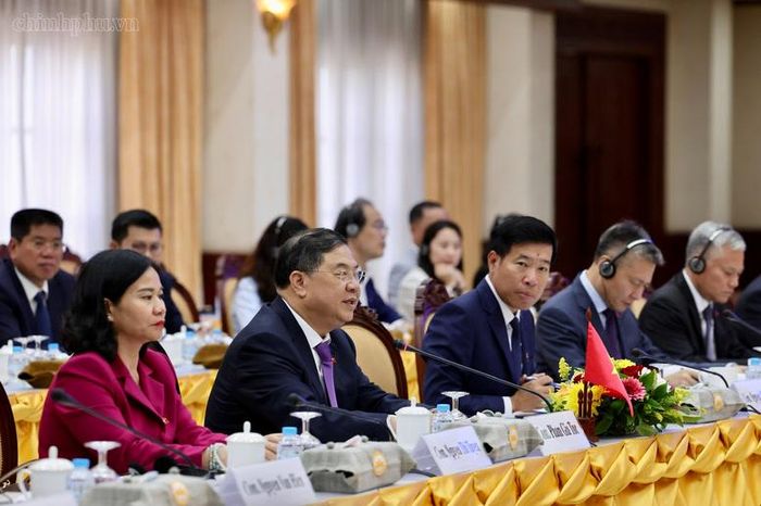 Phó Thủ tướng Thường trực Phạm Gia Túc nhấn mạnh, củng cố quan hệ hữu nghị vĩ đại, đoàn kết đặc biệt, hợp tác toàn diện, gắn kết chiến lược Việt Nam - Lào là nhiệm vụ chiến lược, lâu dài - Ảnh: chinhphu.vn/Phương Nguyên