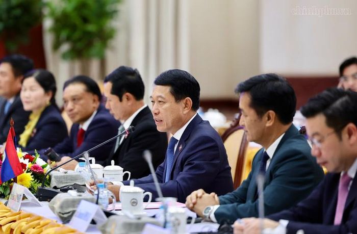 Phó Thủ tướng Thường trực Lào Saleumxay Kommasith đề nghị doanh nghiệp hai nước tiếp tục tăng cường hợp tác, cùng đầu tư, cùng phát triển - Ảnh: chinhphu.vn/Phương Nguyên