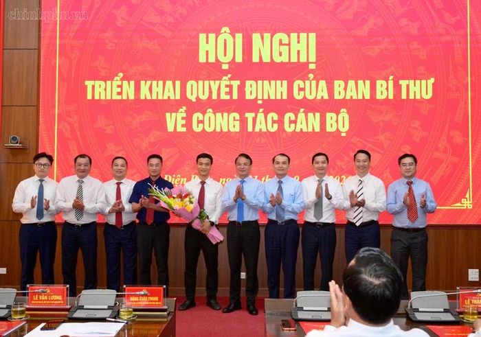 Bộ trưởng, Chủ nhiệm VPCP Đặng Xuân Phòng cùng các đồng chí lãnh đạo các Vụ, Cục, đơn vị thuộc Văn phòng Chính phủ chúc mừng tân Phó Bí thư Tỉnh ủy Điện Biên Nguyễn Văn Thắng.Ảnh: chinhphu.vn/Lan Anh