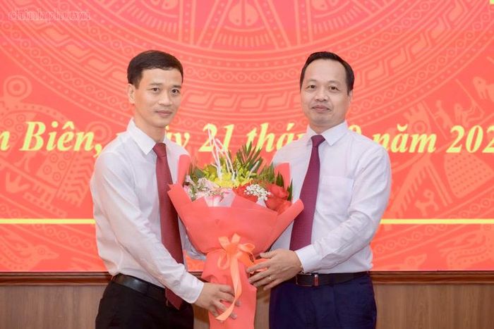 Bí thư Tỉnh ủy Điện Biên Trần Tiến Dũng chúc mừng đồng chí Nguyễn Văn Thắng giữ chức Phó Bí thư Tỉnh ủy Điện Biện nhiệm kỳ 2025 - 2030. Ảnh: chinhphu.vn/Lan Anh