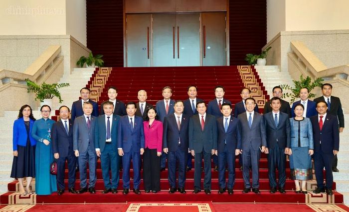 Phó Thủ tướng Thường trực Phạm Gia Túc và Tổng Bí thư, Chủ tịch nước Lào Thongloun Sisoulith chụp ảnh lưu niệm cùng các đại biểu- Ảnh: chinhphu.vn/Phương Nguyên