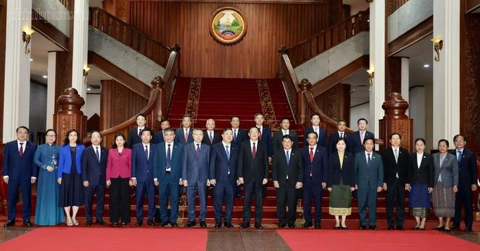 Phó Thủ tướng Thường trực Phạm Gia Túc và Thủ tướng Lào Sonexay Siphandone chụp ảnh lưu niệm cùng các đại biểu - Ảnh: chinhphu.vn/Phương Nguyên