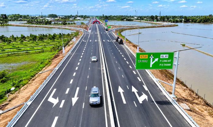 Đường cao tốc Cần Thơ-Cà Mau đưa vào khai thác góp phần thúc đẩy phát triển kinh tế-xã hội vùng Đồng bằng sông Cửu Long. (Ảnh: THANH TÂM)