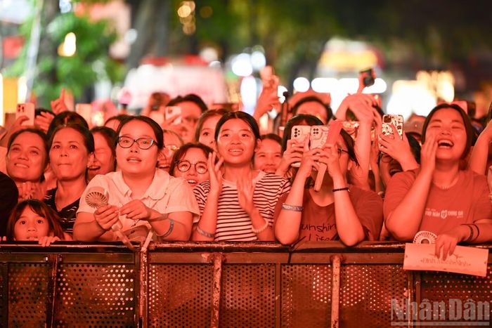 Chương trình Bế mạc Festival không chỉ khép lại một hành trình, mà mở ra một dòng chảy tiếp nối - nơi những giá trị được trao truyền qua các thế hệ tiếp tục được gìn giữ, sáng tạo và lan tỏa trong nhịp sống đương đại.