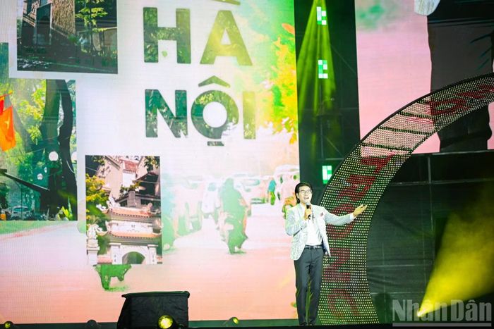 Từ Hà Nội - nơi hội tụ và lan tỏa những giá trị văn hóa Việt Nam, mỗi tiết mục là một sắc màu, một cung bậc cảm xúc, cùng hướng tới một hành trình mới: giữ gìn bản sắc, khơi nguồn sáng tạo và đưa văn hóa Việt Nam vươn xa.