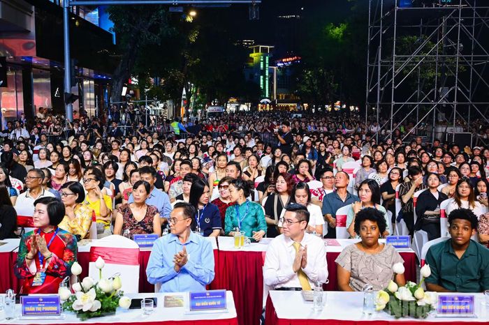 Đêm bế mạc chương trình có sự góp mặt của các đại biểu trong nước, quốc tế và đông đảo khán giả theo dõi.