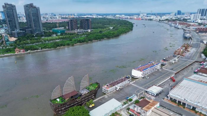 Sông Sài Gòn đoạn đi qua khu vực trung tâm Thành phố Hồ Chí Minh. (Ảnh: THẾ ANH)