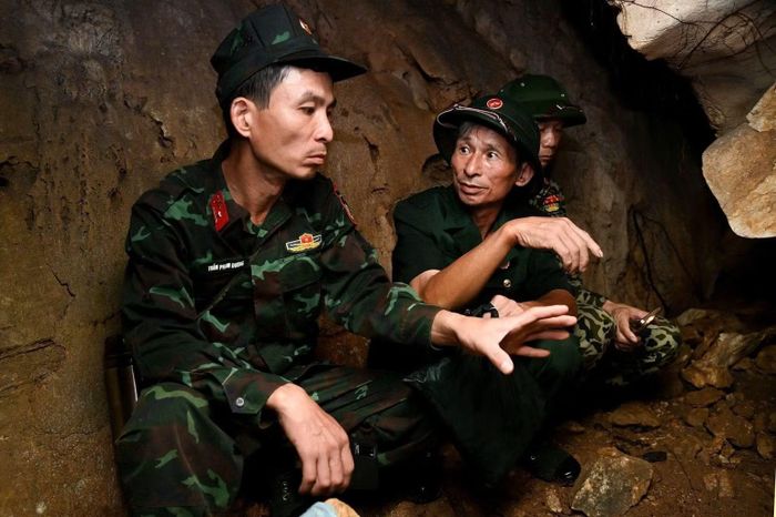 Các cựu chiến binh tham gia tìm kiếm, quy tập hài cốt đồng đội. (Ảnh: HOÀNG TRUNG)