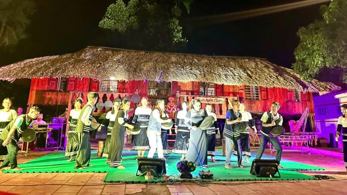 Lưu giữ sử thi Raglai qua sinh hoạt cộng đồng. (Ảnh: Vũ Tân)
