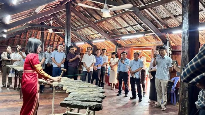 Lưu giữ sử thi Raglai qua sinh hoạt cộng đồng. (Ảnh: Vũ Tân)
