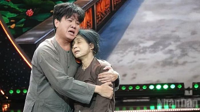 Thí sinh Huỳnh Văn Tánh và Nghệ sĩ Ưu tú Vân Hà trong trích đoạn Duyên kiếp. (Ảnh: LINH BẢO)