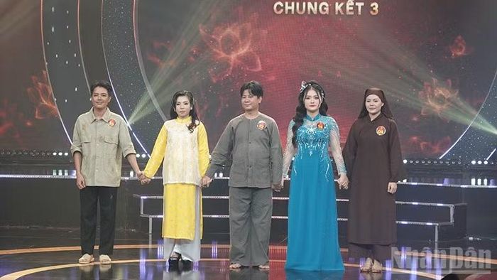 Các thí sinh chuẩn bị nghe Ban tổ chức công bố kết quả. (Ảnh: LINH BẢO)