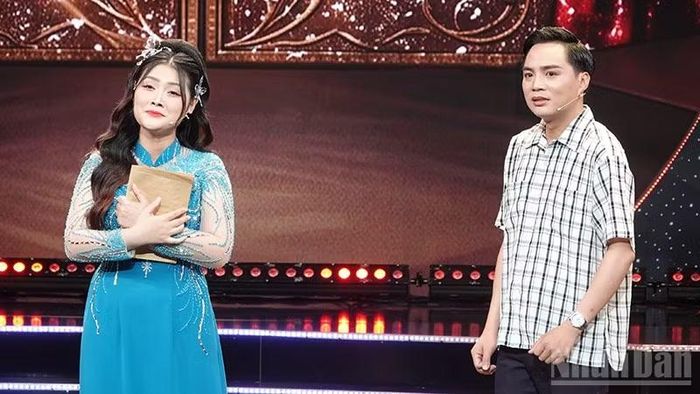 Thí sinh Nguyễn Thị Mỹ Duyên và nghệ sĩ Võ Hoàng Dư trong trích đoạn Cung đàn nào cho em. (Ảnh: LINH BẢO)